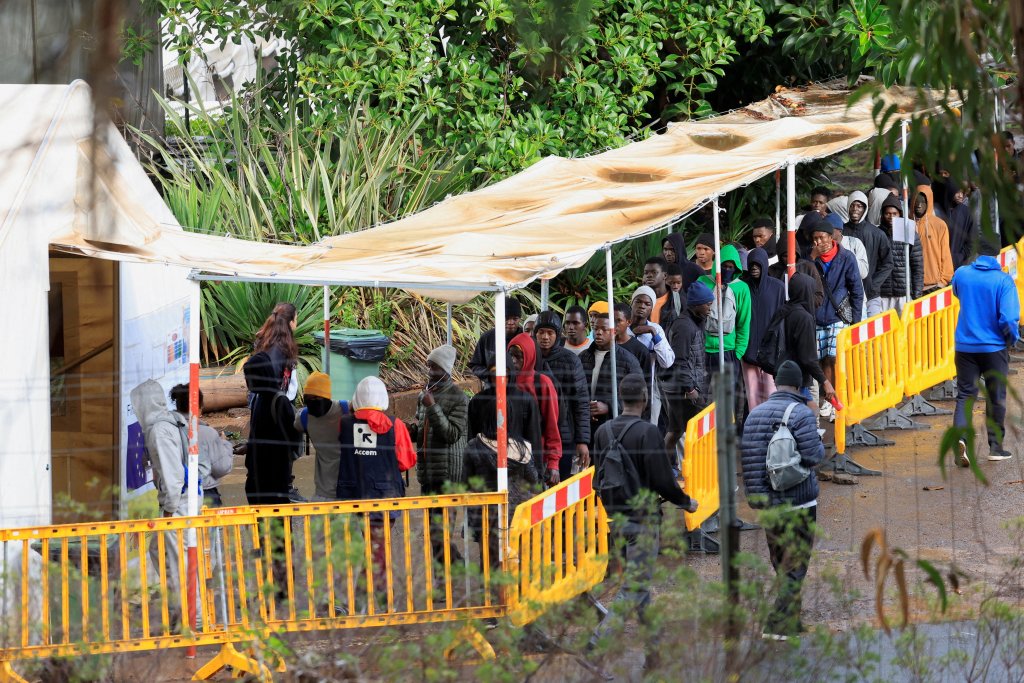 Des migrants font la queue pour manger au camp de migrants Las Raices à La Laguna, sur l'île de Tenerife, aux Canaries, en Espagne, le 27 octobre 2024. Crédit : Reuters
