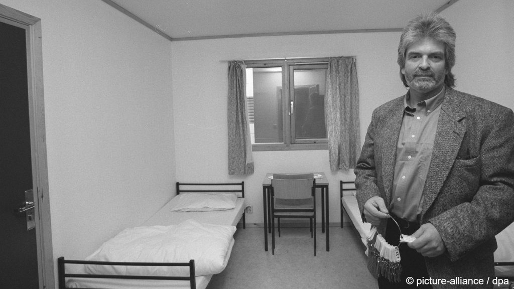 Two decades ago, Dieter Norton was in charge of asylum seeker barges in Hamburg Altona, seen here on board the Bibby Altona in January, 2000 | Photo: picture-alliance / dpa / Markus_Beck