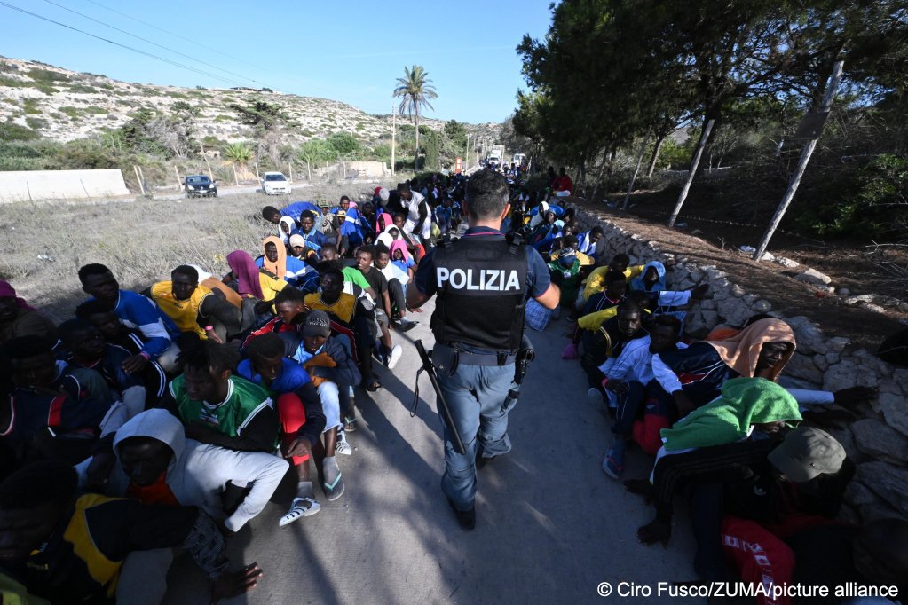 Commentators on La 7, an Italian TV channel, said that many of the migrants had been forced to wait and sleep outside as the authorities struggled to cope | Photo: Ciro Fusco / Zuma / picture alliance