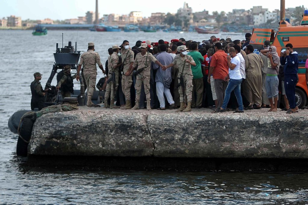 عائلات مفقودين تتجمع على رصيف ميناء رشيد في مصر بعد انقلاب قارب يقل مهاجرين قبالة الشاطئ.