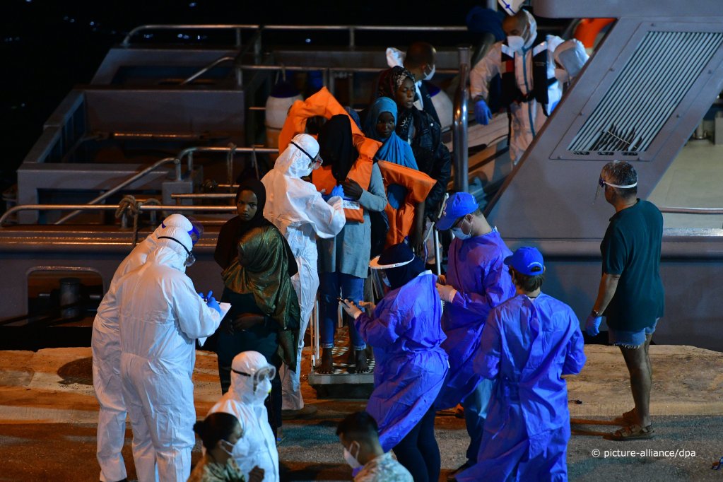 Migrants from the Talia cargo ship Migrants disembark at Boiler Wharf in Senglea, Malta, on July 8, 2020 | Photo: Picture-alliance