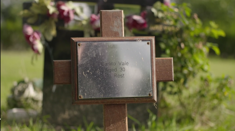 A cross remembers Carlito Vale in a cemetery in the UK | Source: The man who fell from the sky / Channel 4 / Postcard productions