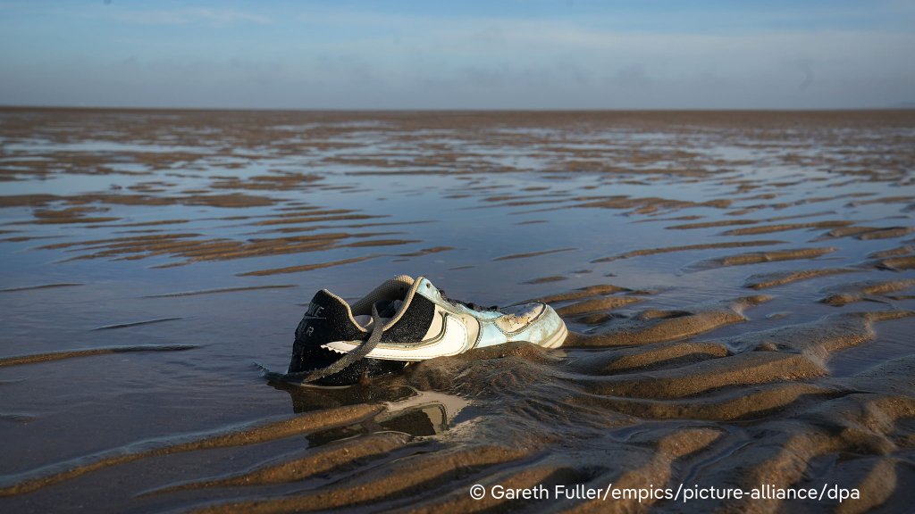 File photo: Migrants frequently try and cross from the beaches around Gravelines and Calais towards the UK, sometimes shoes, bags, sleeping bags and life jackets get left behind in the rush to board the boats | Photo: picture alliance