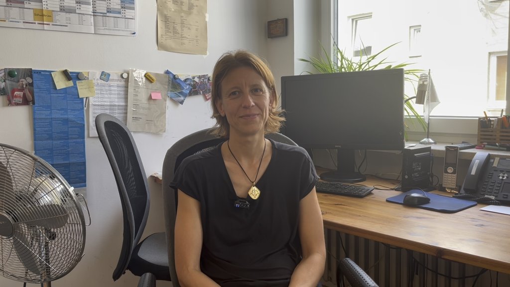 Jana Weidhaase at the offices of the Bavarian Refugee Council in Munich | Photo: Natasha Mellersh / InfoMigrants