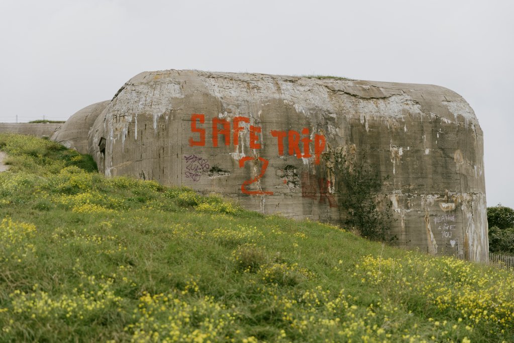 Un tag sur un bunker près de l'ancienne jungle de Calais, le 7 octobre 2026. Crédit : Valentina Camu pour InfoMigrants