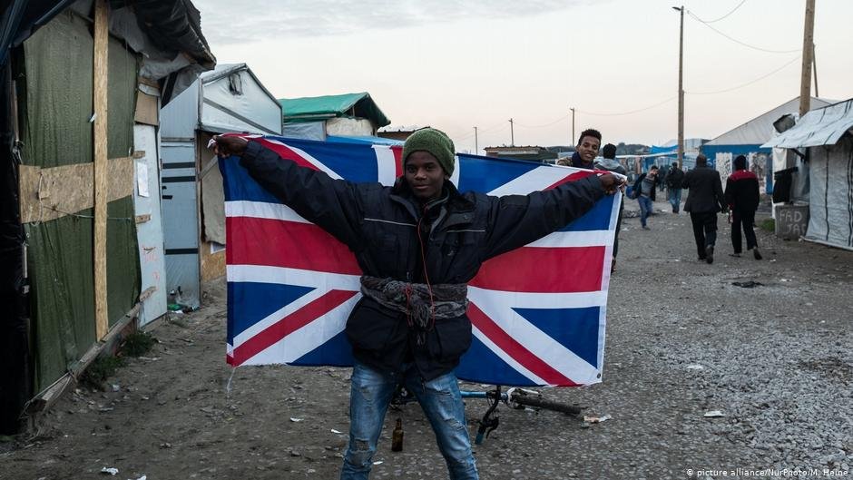 Migrants and refugees spend months stuck in northern France in hopes of finding a way to sneak into the UK and make it their home | PHOTO: picture-alliance/NurPhoto/M. Heine