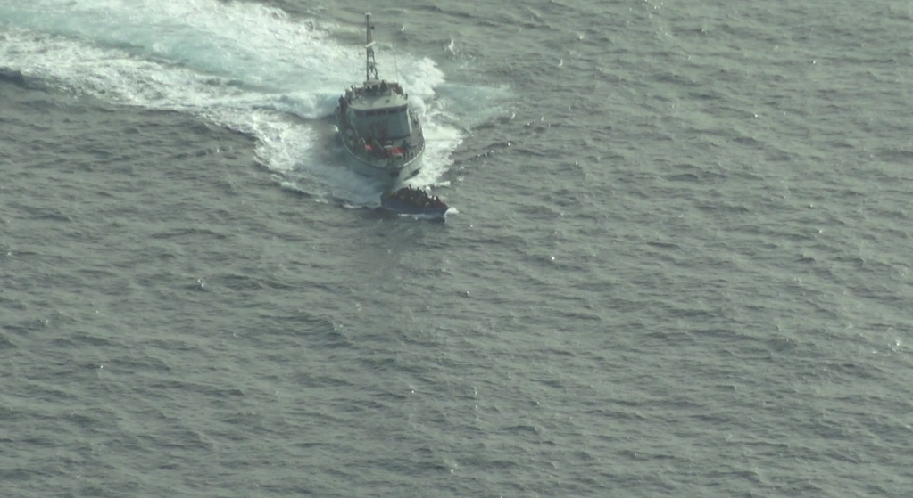 Le navire libyen tente de percuter le canot des migrants. Crédit : Sea-Watch