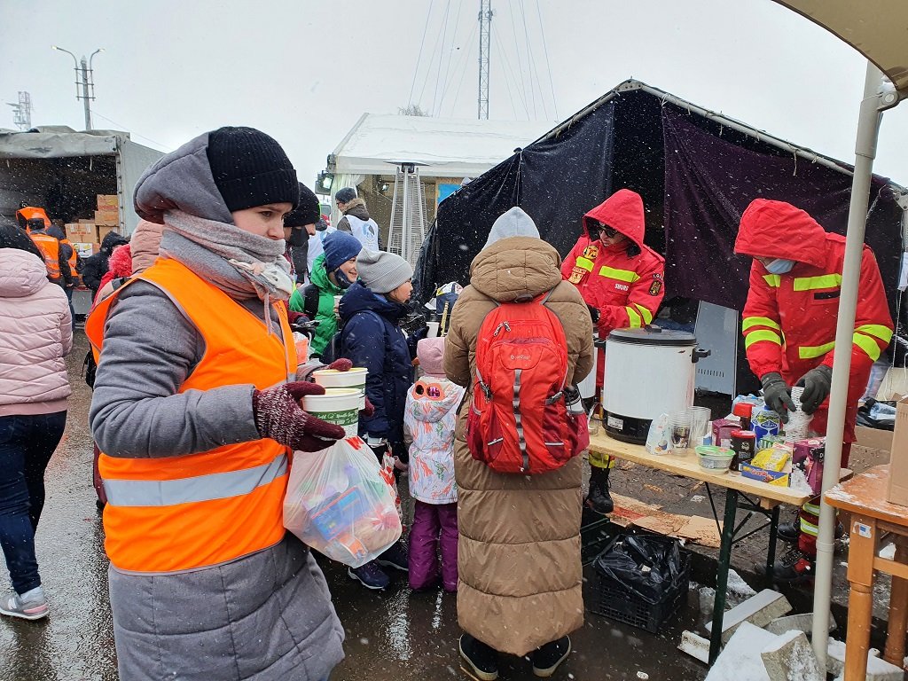 على الرغم من درجات الحرارة المتدنية، يحرص المتطوعون الرومانيون على معبر سيريت الحدودي مع أوكرانيا على إبداء استعدادهم للمساعدة وللترحيب باللاجئين بحفاوة. مهاجر نيوز  شريف بيبي