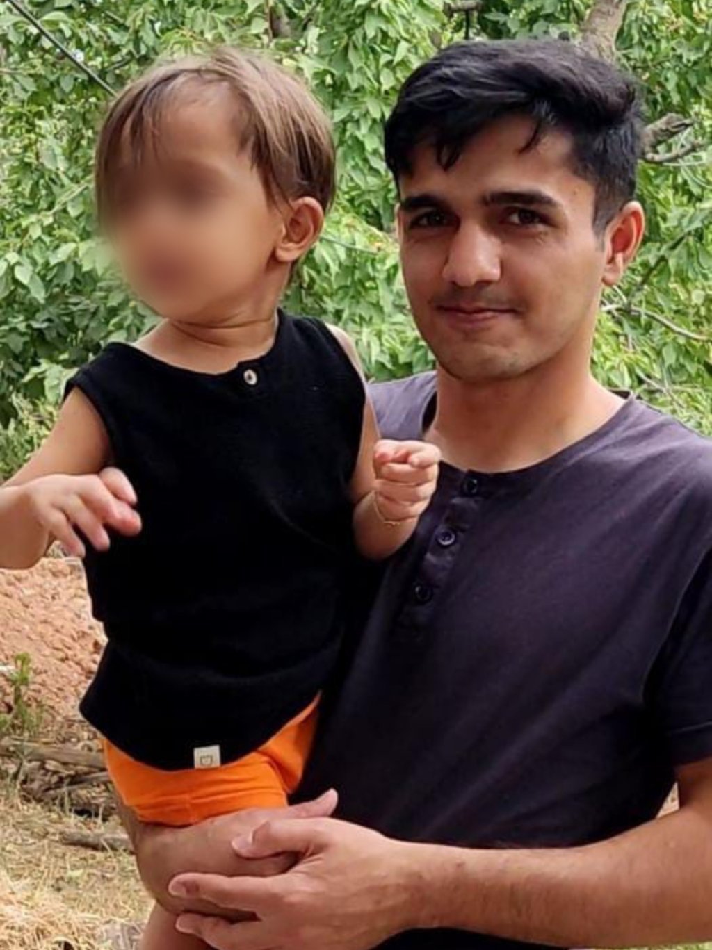 هايفا مع أخته الصغيرة في إيران. المصدر: مهاجرنيوز