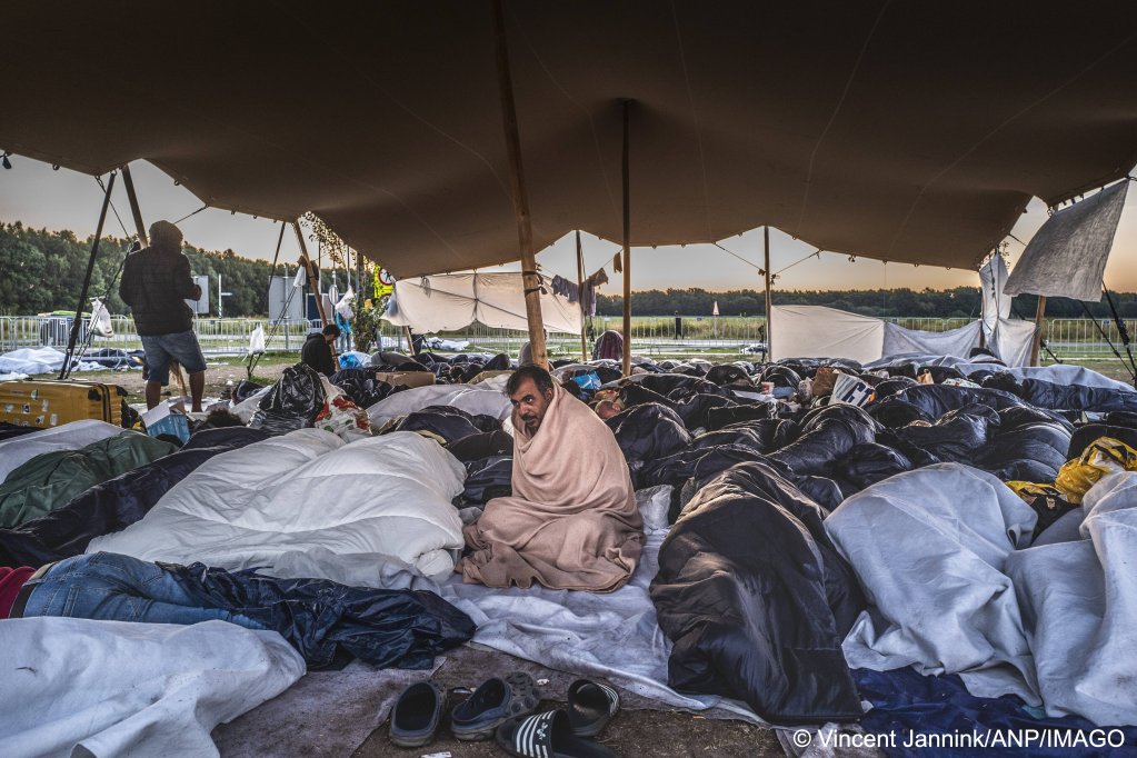 Des demandeurs d'asile dorment à l'extérieur du centre de Ter Apel, aux Pays-Bas. Crédit : Vincent Jannink/ANP/IMAGO