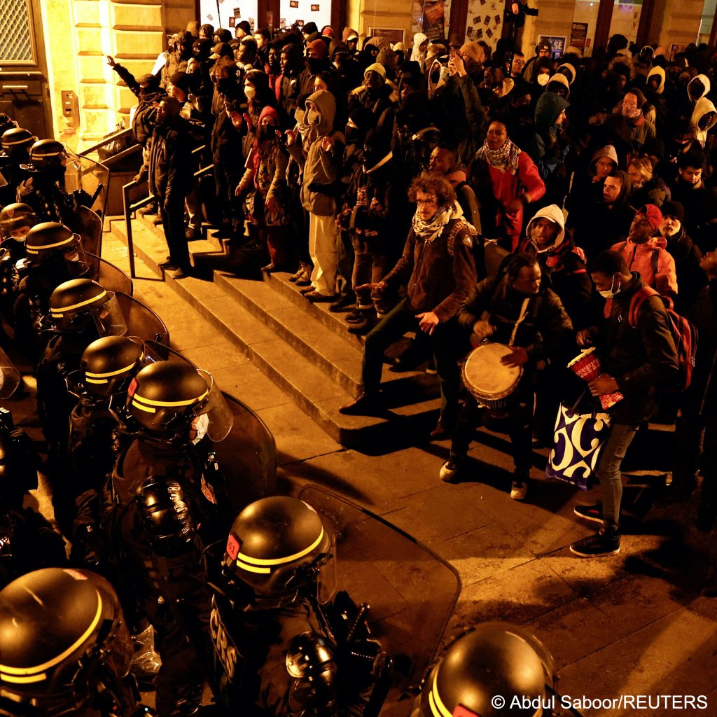 People gather against police eviction of migrants from the Gaite Lyrique theatre after more than three months of their occupation, in Paris, France, March 18, 2025 | Photo: REUTERS/Abdul Saboor 