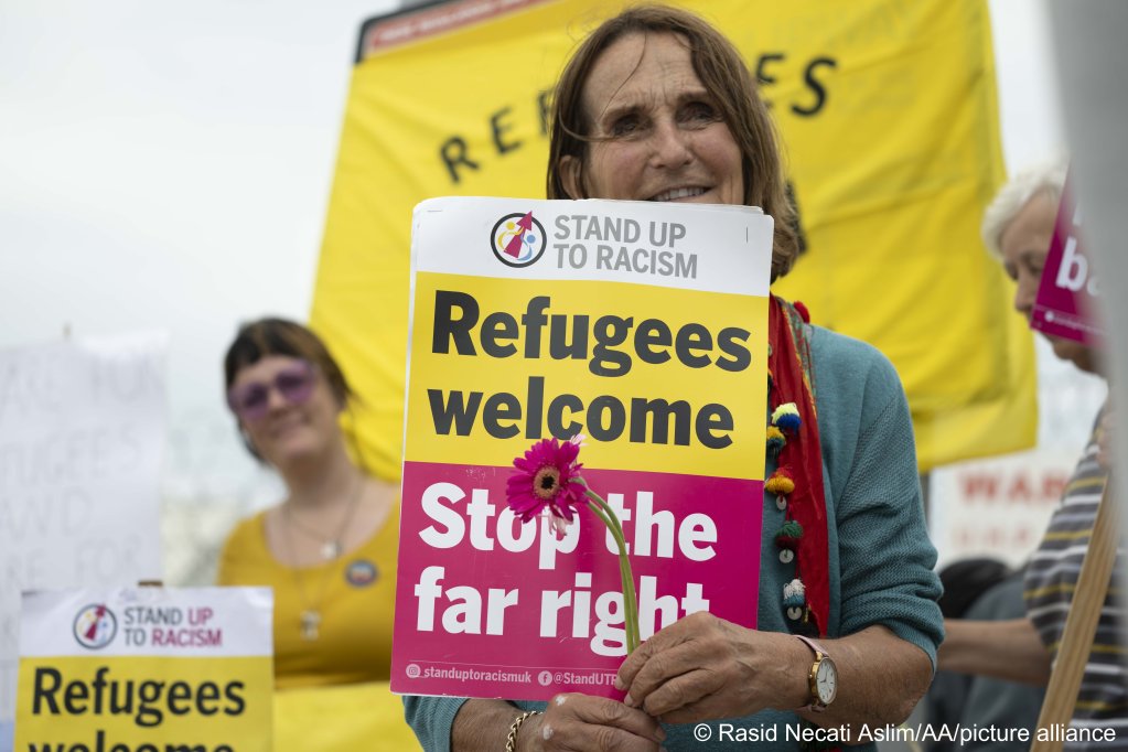 A group supporting refugees and asylum seekers stood outside the Bibby Stockholm as the first asylum seekers arrived | Photo: Rasid Necati Aslim / AA / picture alliance