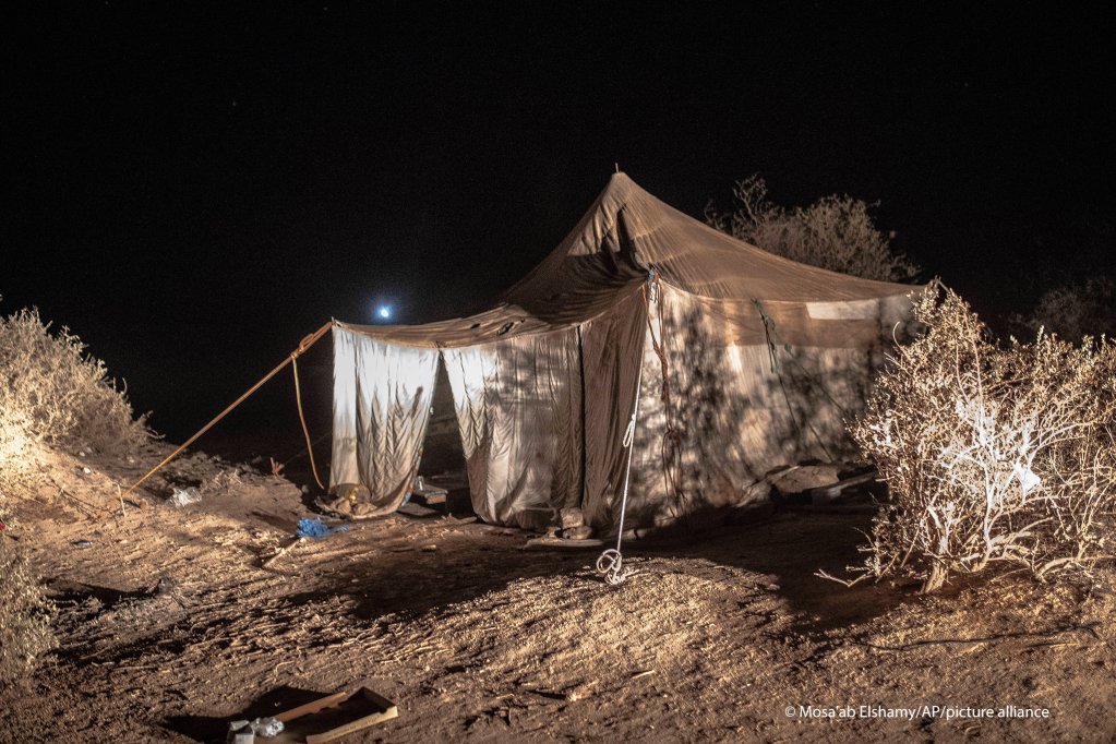 يخيم العديد من المهاجرين في الصحراء ليظلوا غير مكتشفين خلال النهار ، ولا يجرؤون إلا على المخاطرة بالهجرة غير النظامية ليلاً |