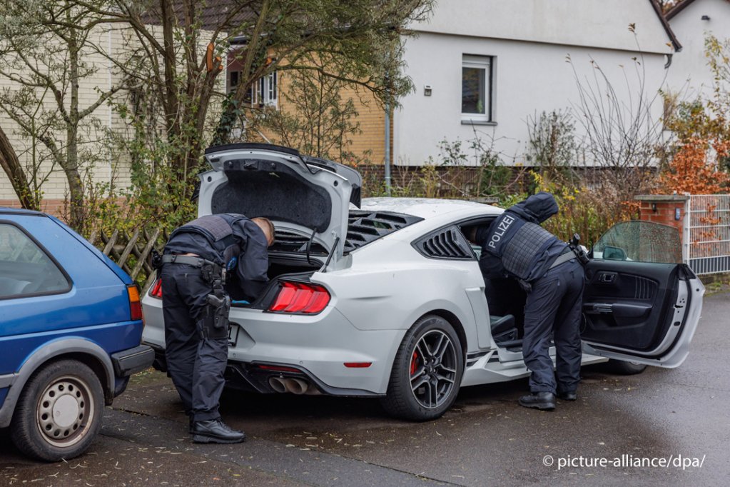 Police officers search a car in a housing estate | Photo: Ole Spata/dpa/picture alliance