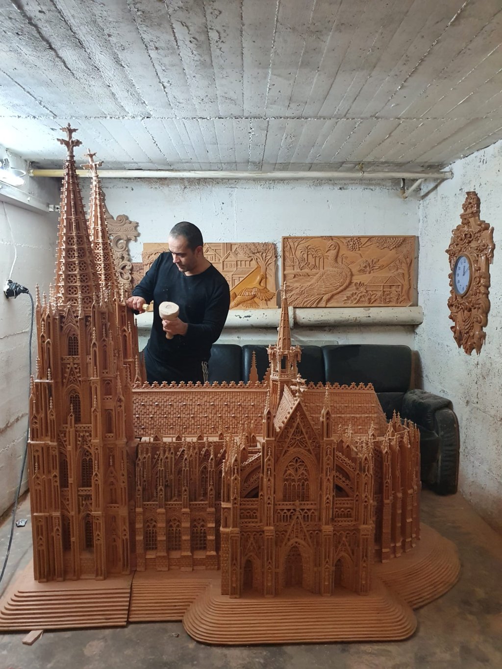 فاضل الخضر أثناء عمله على استكمال مجسم كاتدرائية "دوم" بمدينة كولن. الصورة: خاصة