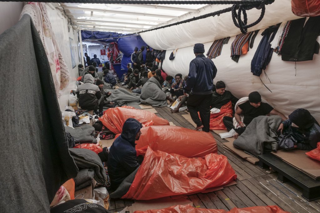Des passagers de l'Ocean Viking, bateau humanitaire de SOS Méditerranée, le 6 novembre 2022, quelques heures avant de débarquer à Toulon. Crédits : SOS Méditerranée, Twitter