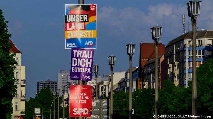 لافتات انتخابية إحداها لحزب البديل اليميني الشعبوي في ألمانيا تقول (وطننا أولًا!)