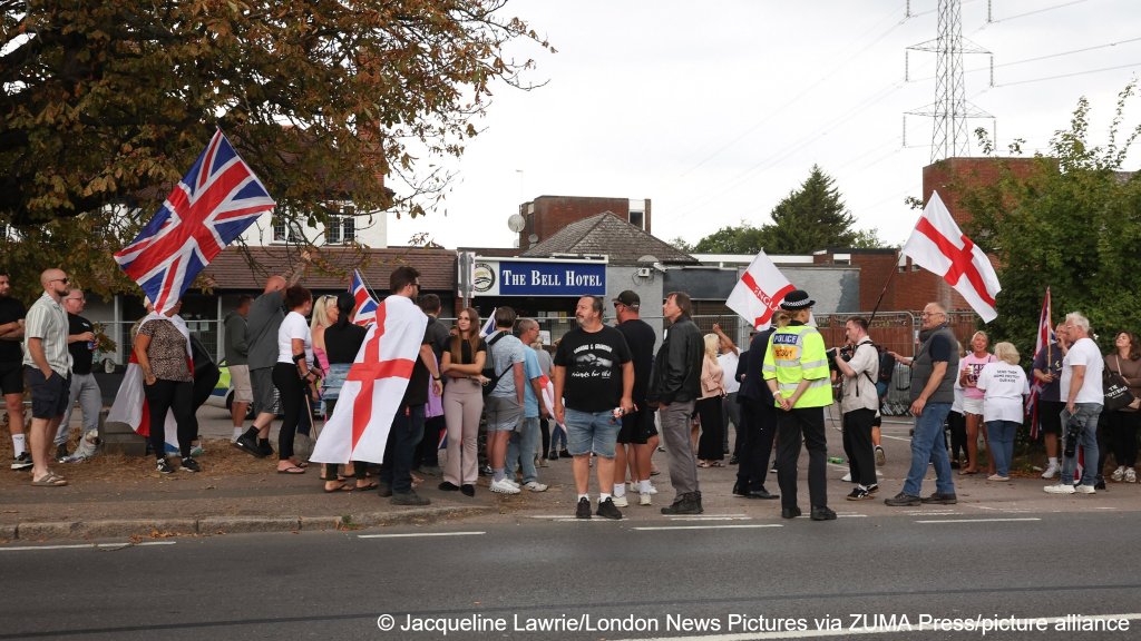 The Bell hotel in Epping, England has been the scene of repeated clashes between pro and anti-migrant groups | Photo: Jacqueline Lawrie/ZUMA/picture-alliance