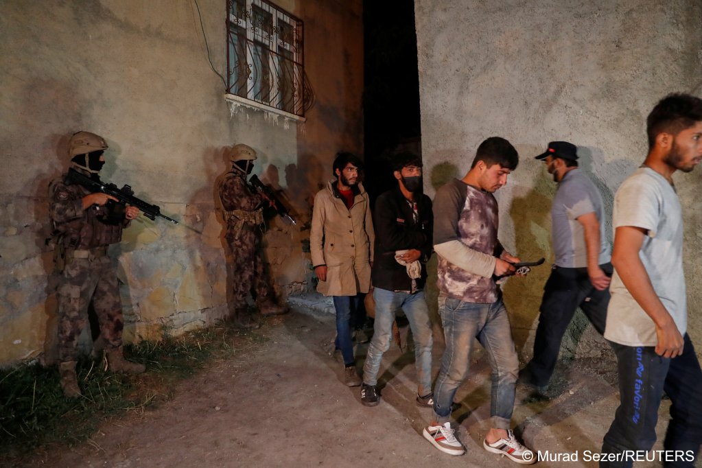 Irregular Afghan migrants are terrified of being rounded up and detained by Turkish security forces, as seen here during an operation in the border city of Van on August 21, 2021 | Photo: REUTERS/Murad Sezer