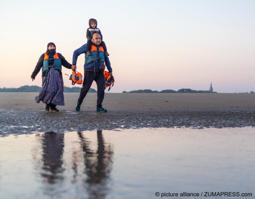 File photo used as illustration: Two women were found dead on one boat, where 60 people had to be rescued. A couple and their child had to be taken to hospital suffering from hypothermia | Photo: Marcin Nowak/London News Pictures via ZUMA Press Wire
