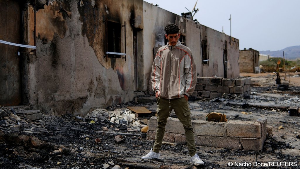 Moroccan migrant Abdelmoujoud Erra, 27, stands at the site where the place he lived burned in a fire in Nijar, Spain, April 21, 2026 | Photo: Nacho Doce / Reuters