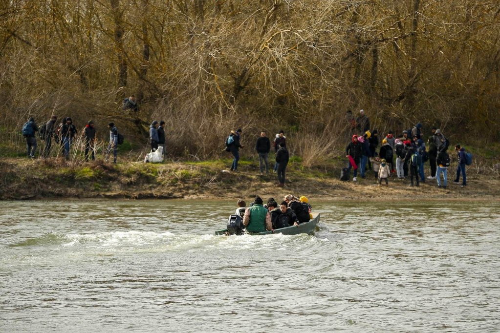 From file: Migrants walk on the Greek side while others arrive on inflatable boats from Turkey crossing the Evros River in March 2020 | Photo: Emrah Gurel/AP