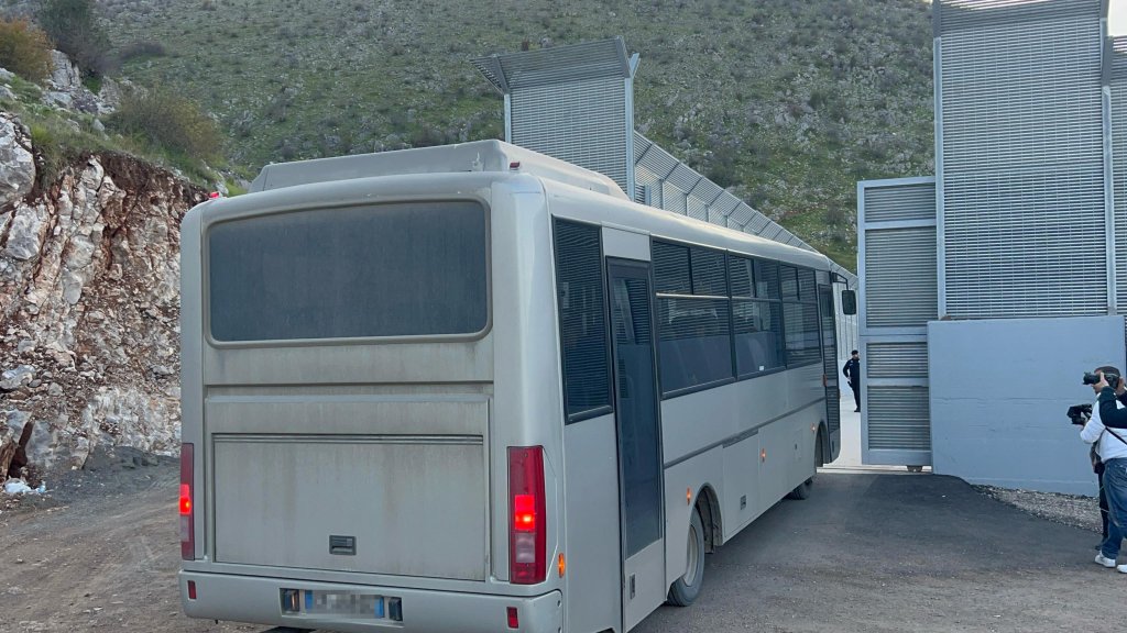 File photo: A bus with migrants arriving at the center in Gjader, Albania. Most of those who arrived in Albania were sent back to Italy within a few days of arrival | Photo: Domenico Palesse / ANSA