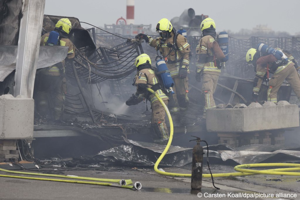 Firefighters are seen putting out the blaze at Berlin Tegel airport on March 12, 2024 | Photo: Picture-alliance