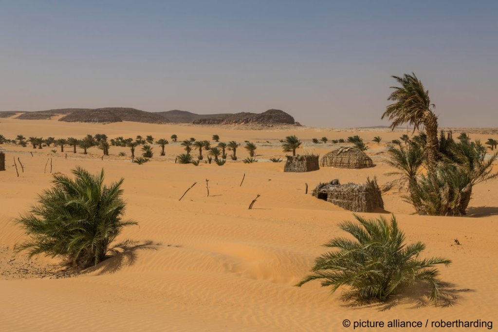 File photo: The desert presents numerous dangers for migrants hoping to reach Libya and continue their journeys towards Europe | Photo: Robert Harding/ picture alliance