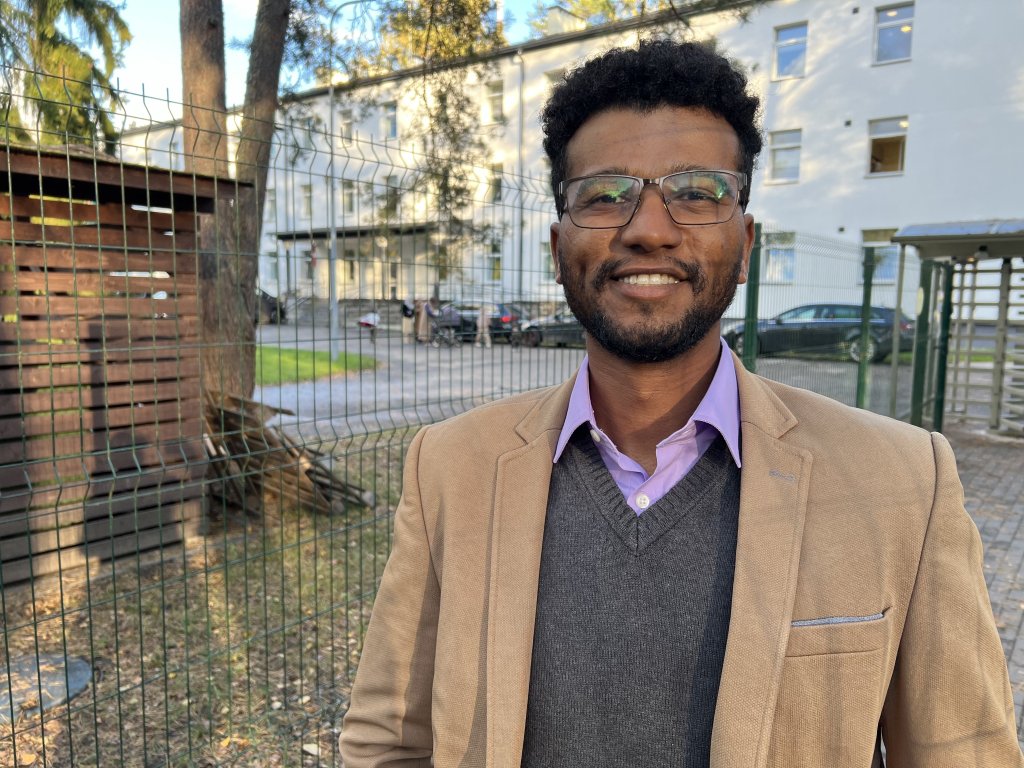 Yemeni migrant Saleh Othman standing in front of the gate of the reception center for migrants in the Latvian village of Mucenieki on September 29, 2024 | Photo: Benjamin Bathke/InfoMigrants