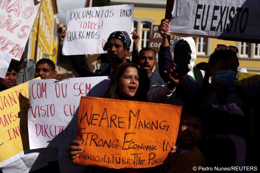 Migrants protest in front of the Portuguese parliament for rights and residency permits, in Lisbon, Portugal, October 25, 2024 | Photo: Pedro Nunes / Reuters