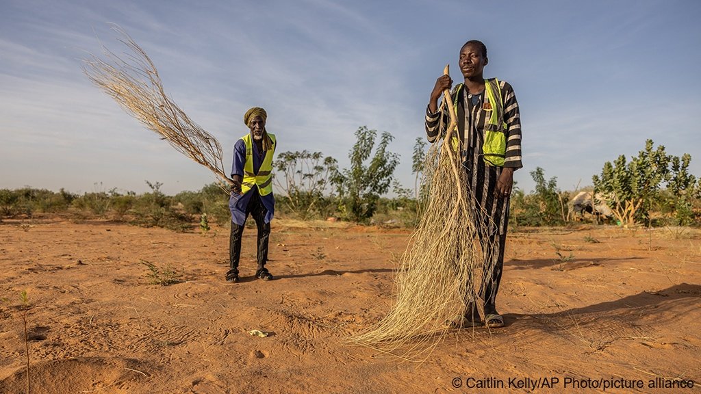 There are more than 360 members of the Mbera Fire Brigade, mostly refugees who have called Mauritania not only their host country but their home | Photo: Caitlin Kelly/AP Photo