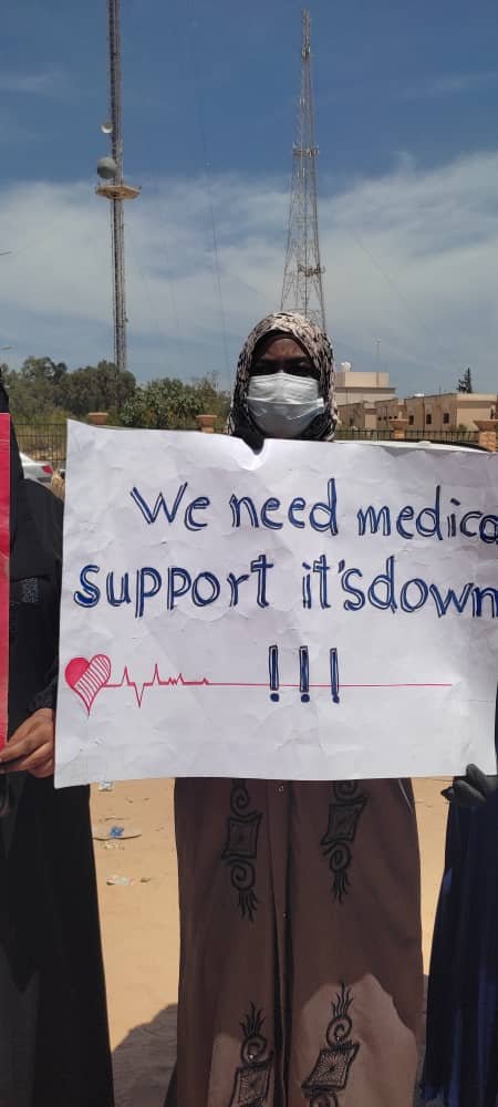 وقفة احتجاجية لنساء أمام المفوضية السامية لشؤون اللاجئين في طرابلس، ليبيا، في 11 أيار/مايو، للتنديد بأوضاعن وبتجميد ملفاتهن. المصدر: المشاركون في الوقفة لمهاجر نيوز 