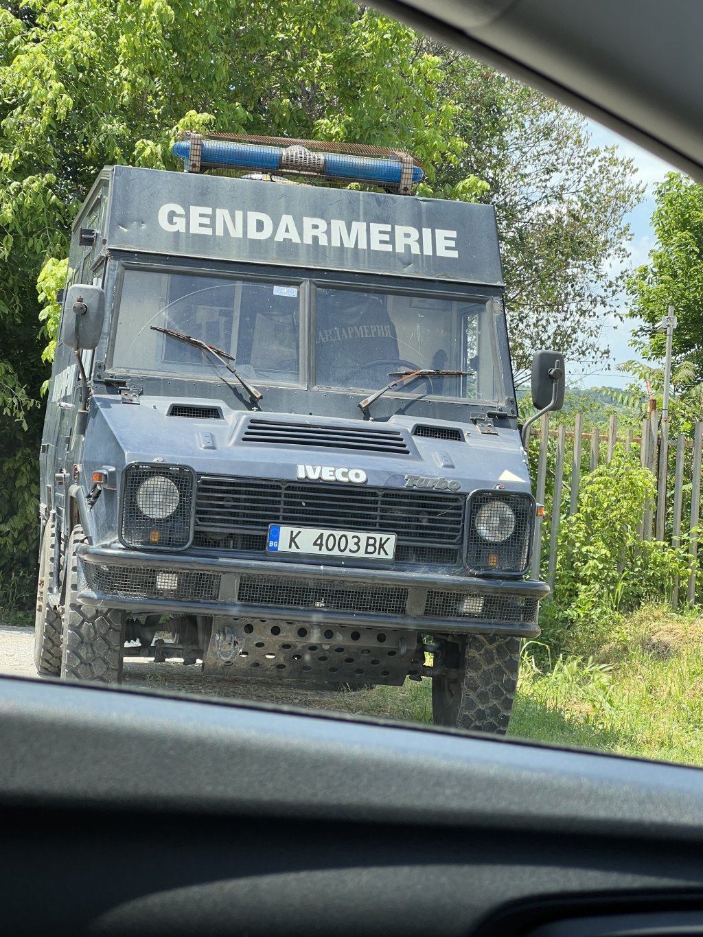 A vehicle belonging to Bulgaria's gendarmerie (special police force with military status) outside Harmanli refugee reception center. June 20, 2023. | Photo: Sou-Jie van Brunnersum/InfoMigrants