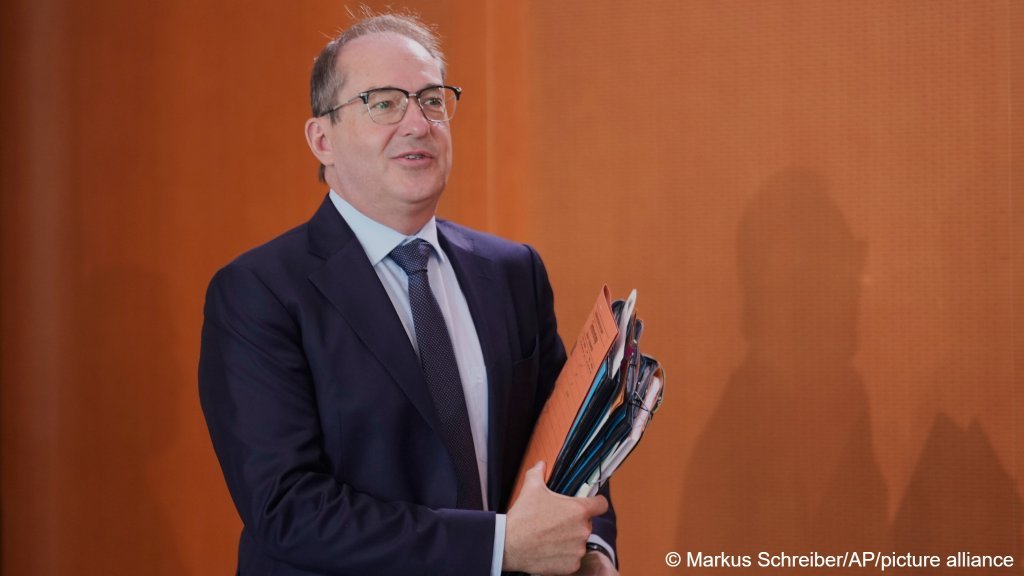 Germany’s Interior Minister, Alexander Dobrindt, wants to significantly increase the number of deportations from the country. | Photo : Markus Schreiber/AP/picture alliance