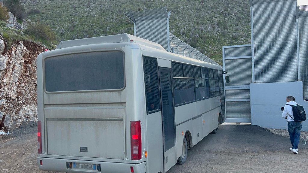 File photo: One of the three buses with 40 migrants on board who disembarked at the port of Shengjin, as it arrives at the Gjader center  | Photo: Domenico Palesse / ANSA