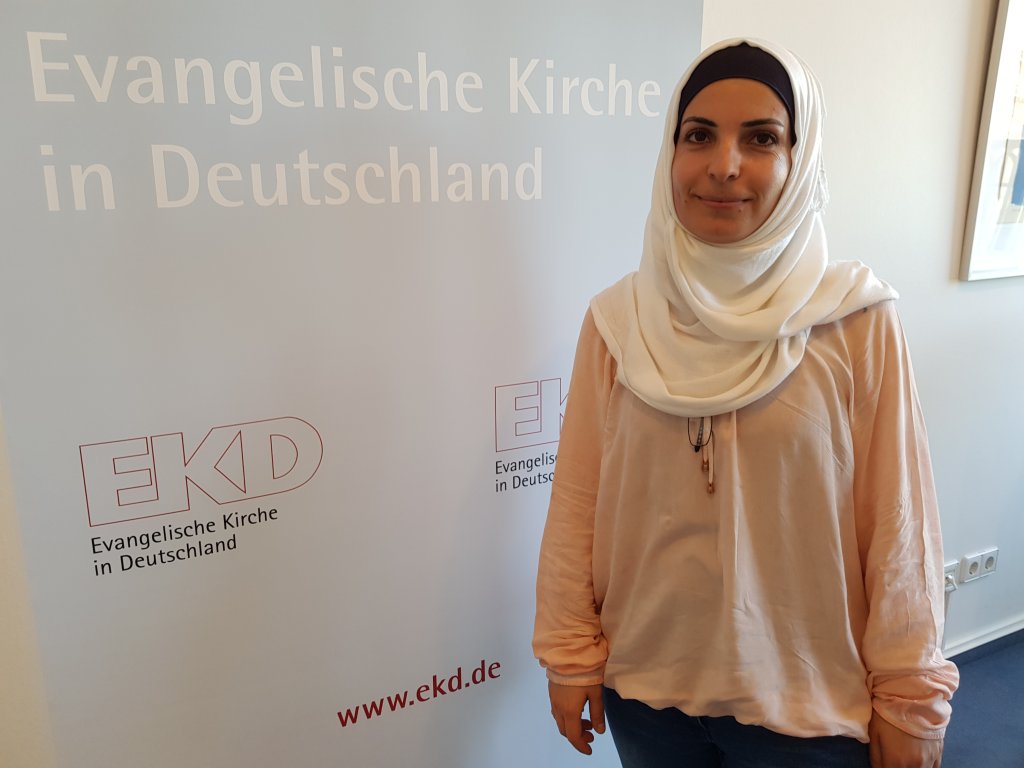 From file: Germany is running several resettlement programs, including some by the Protestant Church. Here former Syrian refugee Jehan Awan volunteers to mentor refugees as part of the "NesT" resettlement program | Photo: Benjamin Bathke