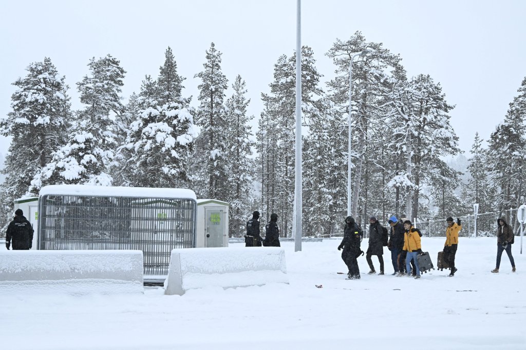 Les garde-frontières finlandais escortent les migrants arrivant au poste frontalier Raja-Jooseppi à Inari, en Finlande, le 25 novembre 2023. Crédit : Reuters