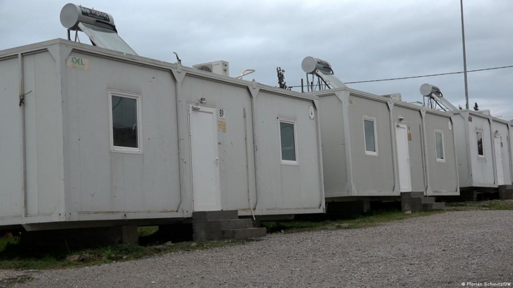 Depuis la suppression progressive du programme ESTIA, les demandeurs d'asile ont dû quitter leurs appartements et retourner dans des camps de réfugiés | Photo : Florian Schmitz / DW