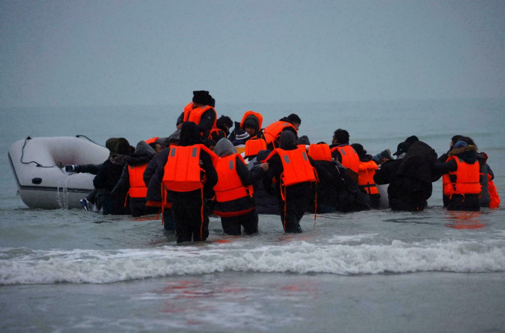 Grupa migrantów na gumowej łodzi w Wimereux, niedaleko Calais, próbująca dotrzeć do Anglii 16 grudnia 2021 r. Źródło: Reuters