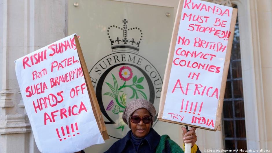 Protesters gathered outside the UK Supreme Court to register their disapproval of the Rwanda scheme under the former Conservative government | Photo: Kirsty Wigglesworth/AP Photo/picture alliance