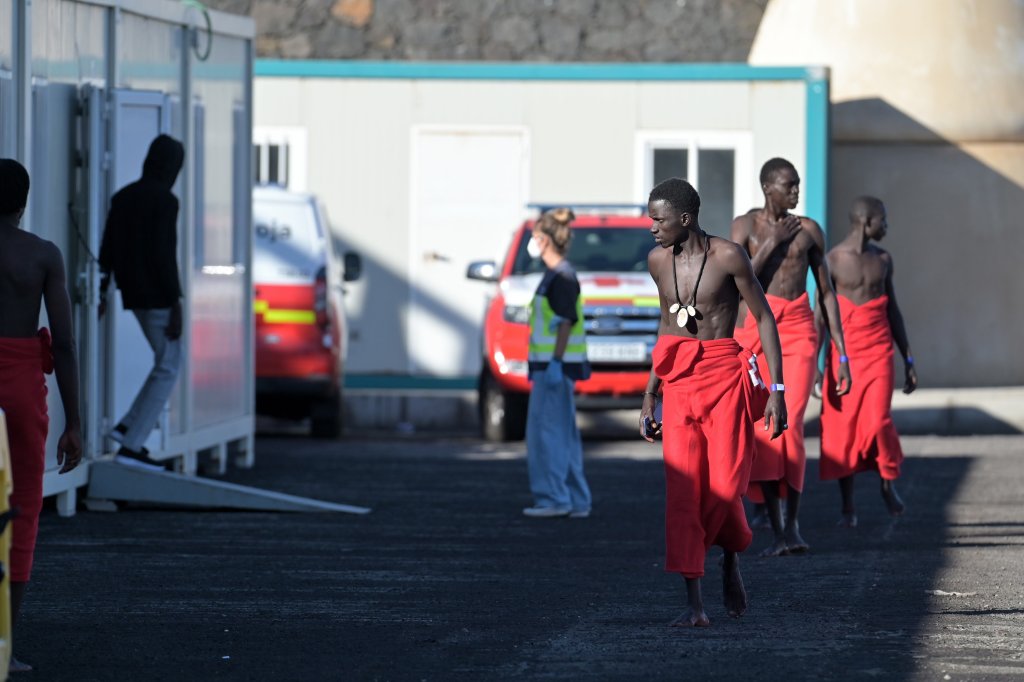 Migrants rescued at sea wait for Red Cross assistance at La Restinga port, El Hierro, Canary Islands, Spain, October 19, 2026| Photo: ANSA