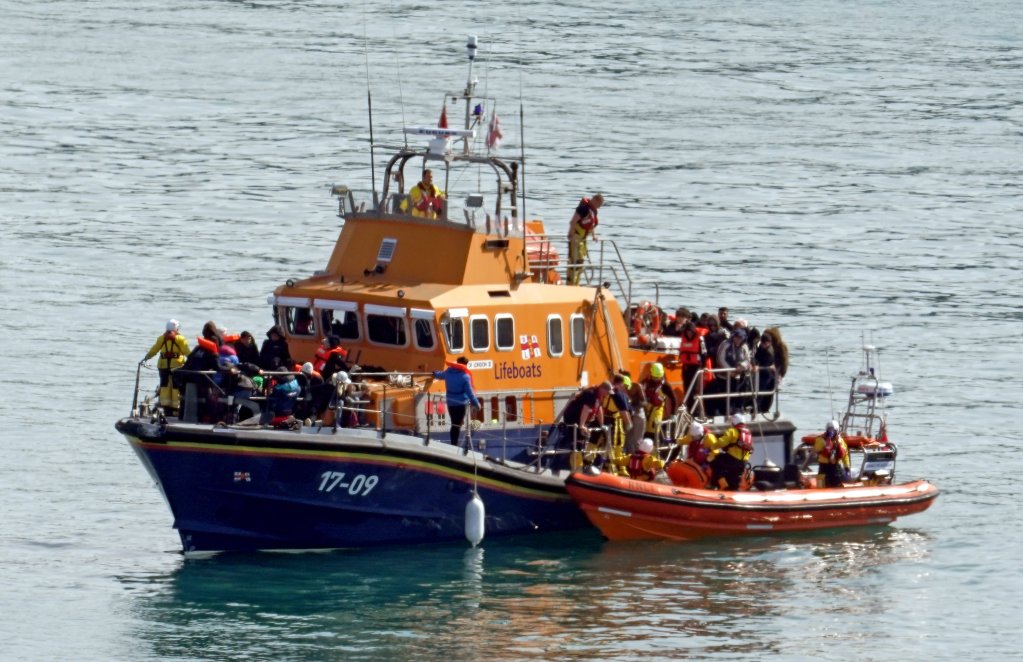 The RNLI, Royal National Lifeboat Association had to help the occupants of one boat and bring them in to Dover | Photo: Gareth Fuller/PA / picture alliance