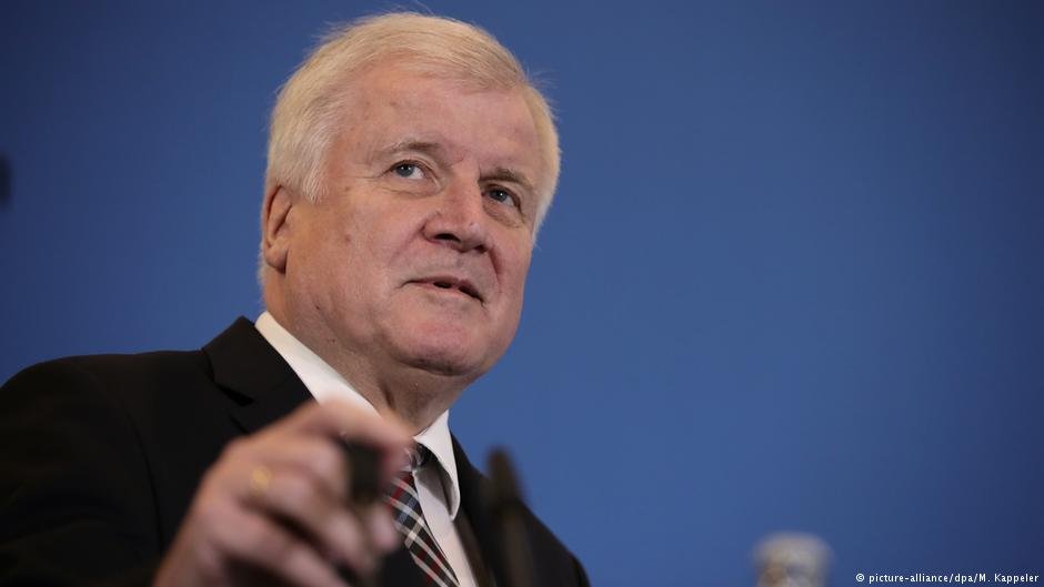German Interior Minister Horst Seehofer is among the politicians that support a change in asylum law to facilitate deportations to Syria | Photo: picture-alliance/dpa/M. Kappeler
