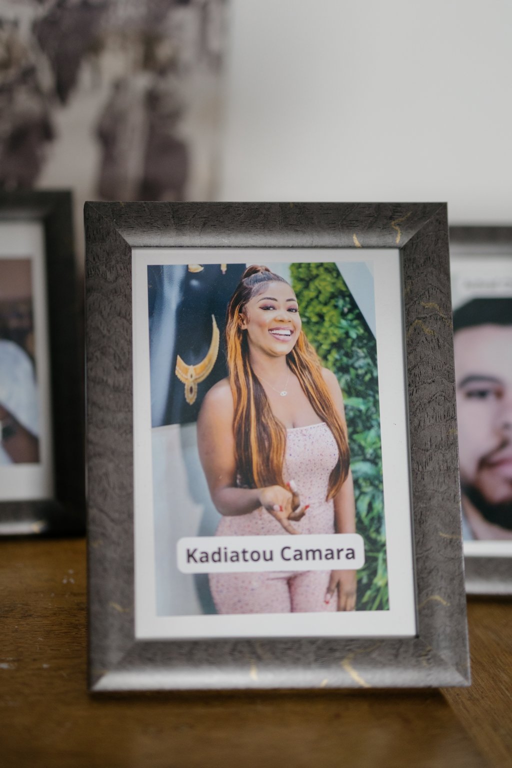Kadiatou Camara, la nièce de Ramatoulaye Touré. Son projet initial était de rejoindre la Côte d'Ivoire pour y lancer un commerce d'articles de coiffure. Après deux mois sur place, ella rompu tout contact avec sa famille pour tenter une traversée vers l'Europe depuis le Sénégal. Depuis ce départ, resté sans nouvelles, son père a organisé une cérémonie pour faire son deuil mais, dans la famille, demeure le doute. Soixante-deux autres personnes, à bord de la même embarcation, sont toujours portées disparues. Rabat, mai 2026. Crédit : Valentina Camu (Divergence)
