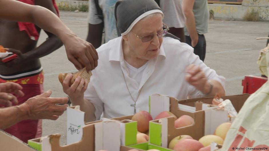 Catholic nuns provide food to refugees in Ventimiglia | Photo: Michel Champouret/DW