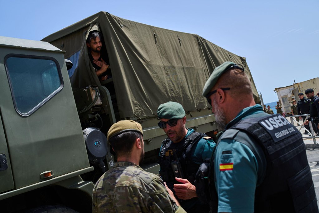 Photo for illustration: A Moroccan migrant who crossed into Spain is sent back to Morocco by the Spanish army with other migrants from the Spanish enclave of Ceuta, Monday, 3 August 2026 | Photo: Bernat Armangue / AP Photo