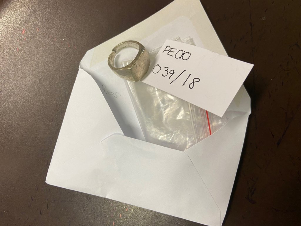 Exemple d'une bague retrouvée sur un corps et rangée dans une enveloppe avec un numéro. Crédit : InfoMigrants