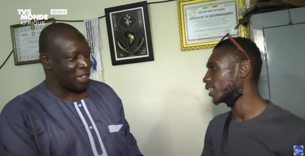 Moussa Sacko, in a report on French TV channel TV5, is met by the head of an association in Mali that supports those who are expelled from France | Source: TV5 screenshot