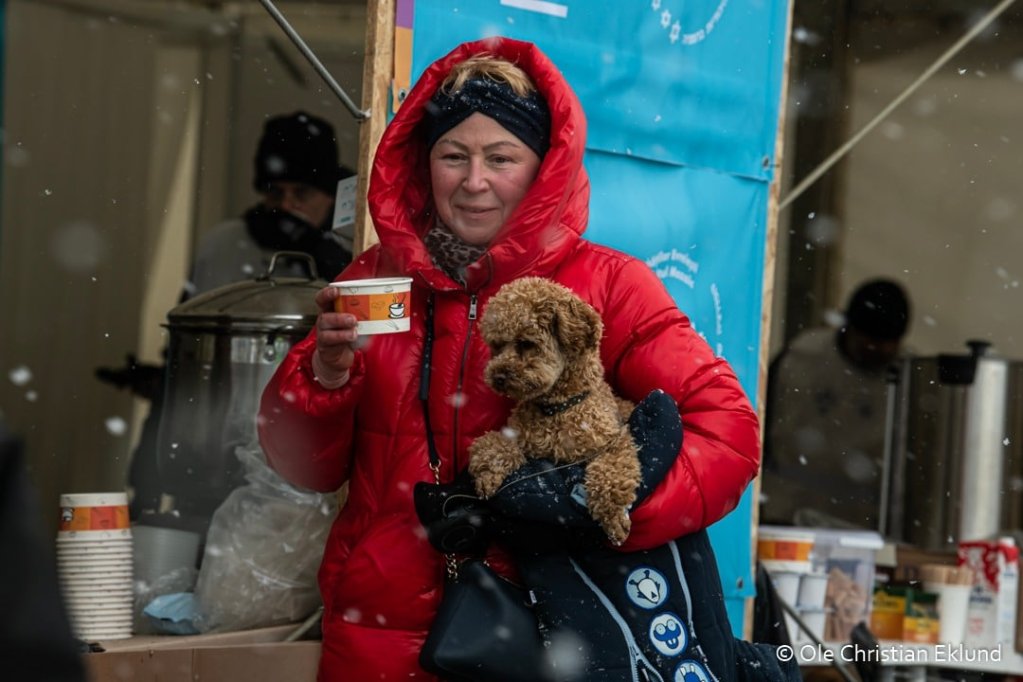متطوعون يعملون مع الشكال في الجمعية يقدمون الطعام للاجئين الأوكرانيين قرب المعبر الحدودي سيريت على الحدود الرومانية الأوكرانية